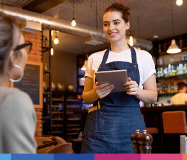 gestione-comande-ristorante-9 Cameriera con tablet prende ordine cliente al bancone del ristorante moderno