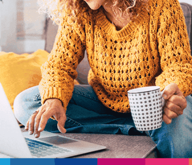 lavoro-ibrido-come-funziona-e-quali-sono-i-vantaggi-1-1-1-1-1-2 Donna che lavora da casa con laptop e caffè, simboleggia il lavoro ibrido e la flessibilità lavorativa moderna