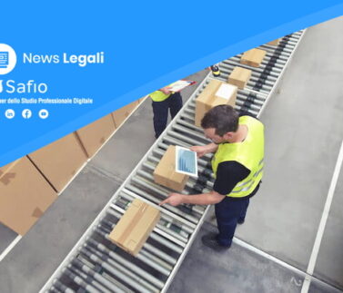 lobbligo-del-datore-di-lavoro-di-comunicare-informazioni-allautorita-pubblica-in-una-fase-precoce-del-progetto-di-licenziamenti-collettivi-non-ha-la-finalita-di-conferire-una-tutela Lavoratori in magazzino su nastro trasportatore durante controllo documentazione e comunicazioni amministrative