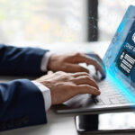 Avvocato usa chatbot AI su laptop per automatizzare processi legali e fiscali