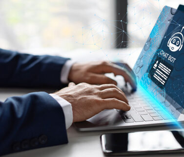 Avvocato usa chatbot AI su laptop per automatizzare processi legali e fiscali