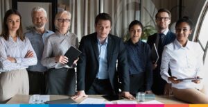 Team multigenrazionale di professionisti dello studio legale in riunione formale