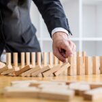 Professionista ferma domino effetto cascata - rischio responsabilità civile contrattuale immobiliare