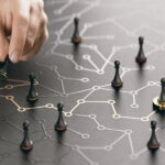 Strategie legali e connessioni professionali rappresentate da pedine su una mappa di rete interconnessa