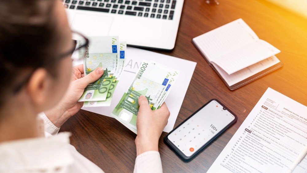 risarcimento sentenza soldi meneta banconota euro denaro riconoscimento stipendio clessidra tempo calcolo valutazione scrivania computer portatile donna