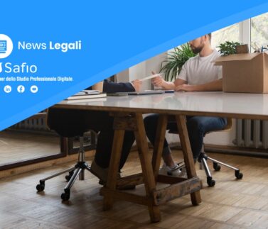 persona dimissioni lavoro scrivania discusssione accordo stipendio denaro soldi retribuzione